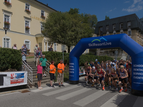 Náhled fotogalerie: Běh do vrchu Janské Lázně Černá Hora, Běh kolonádou - 10.8.2024